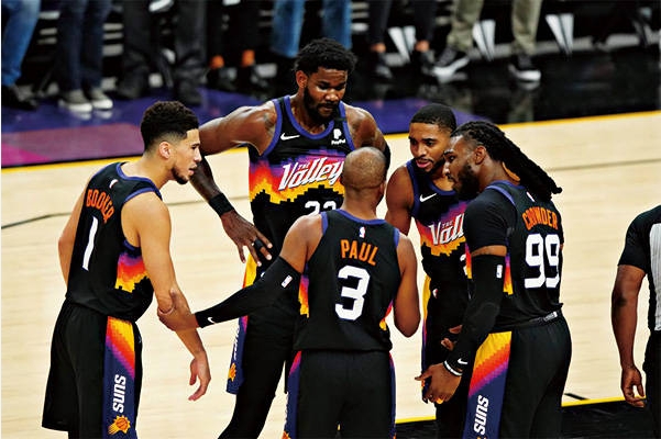 不同位置的篮球球员在比赛中的角色和特点有何区别?