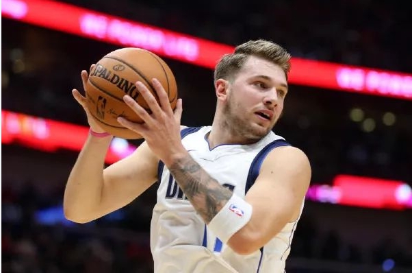 篮球比赛中如何进行团队配合和战术执行？