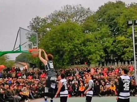 篮球比赛中战术板和换人策略有何重要性？